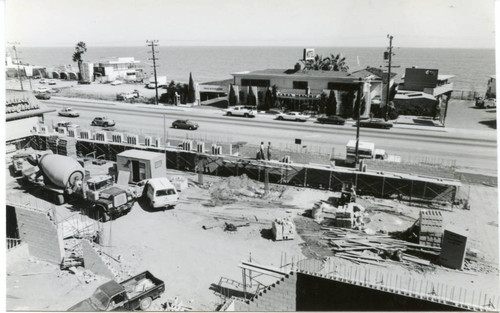 Construction of Malibu Vista business complex on the PCH, 1980