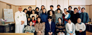 Pastor Kresten Christensen med sin menighed i Sendai Kirke, Japan, december 1995. Billedet er taget 1. søndag i advent, da Konki Ogawa (forrest i midten med slips) blev døbt