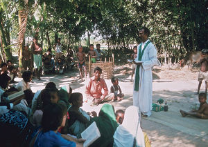 Diasserie "BLC - ung kirke i Bangladesh" - Gudstjeneste i BLC, Nr. 03 - Strengt taget behøver man ikke andet end et skyggefuldt træ, men det er rart at være inden døre og slippe for de mange tilskuere af ikke-kristne, der nærmest betragter gudstjenesten som en cirkusforestilling - en behagelig afbrydelse i den daglige trummerum