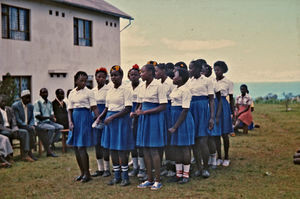 Nordveststiftet, Tanzania, 1984. Her er en gruppe piger, der fejrer, at de har afsluttet skolegangen på Ntoma Husholdningsskole. En del af dem fortsætter på Ndolage Sygeplejeskole som elever, og nogle tager tilbage til landsbyen. Nogle få får arbejde, f.eks. på de små poliklinikker som laboranter