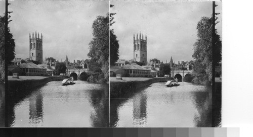 Magdalen College and Bridge, (pronounced Mandalen). Oxford. Eng. Looking northeast from the River Cherwell to the tower of Magdalen College. Oxford, England