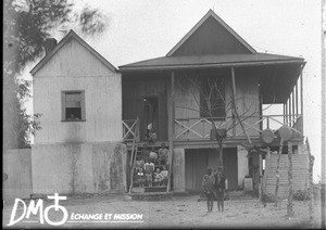 Group of children in front of the mission house, Matutwini, Mozambique, ca. 1896-1911