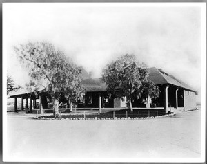 Exterior view of the clubhouse at the Los Angeles Country Club, located on the southwest corner of Pico Boulevard and Western Avenue, ca.1900