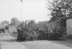 Missionsstationens Gaard i Kwandian. Med Skolen, Kvindestationen og Pigeskolen i Baggrunden. Anvendt 1930