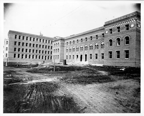 [Exterior view of center of San Francisco General Hospital]