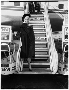 French American singing star arrival, 1958