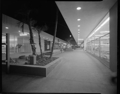 Open air shopping mall in Long Beach