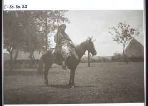 Bruder des Häuptlings zu Pferd in Fumban