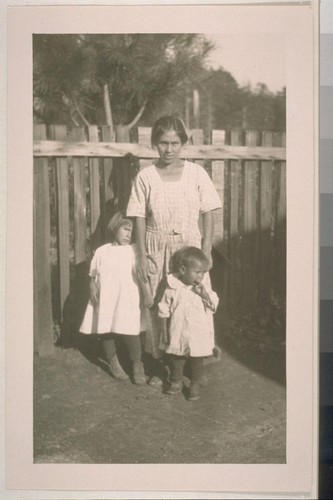 Axel Lindgren, daughter of Liza Lindgren, and her children. October 1920