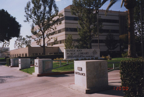 Entrance to the Santa Ana Public Library with Ross Street Annex and Santa Ana City Hall visible in 2001