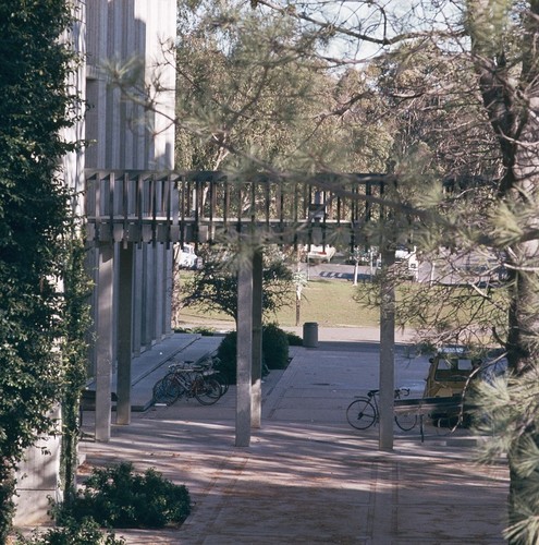 John Muir College: Electrophysics Research Building: exterior: sidewalk and skybridge in courtyard