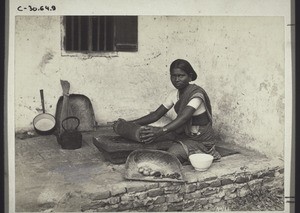Curry Pulver reibende Frau. Indien