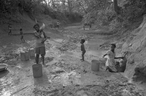 Women collecting water, San Basilio de Palenque, 1977