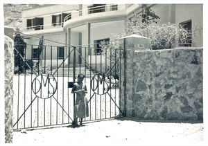 Indgang til den danske missions pigeskole i Aden. Billedet blev bragt i årbogen 1958-59