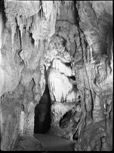 Crystal Cave, narrow passage near Junction Room, Interior Formations