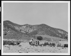 Men and women digging in desert terrain, ca.1907