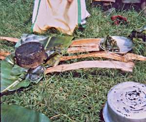 Nordveststiftet, Tanzania, 1984. Her vises forberedelser til en picnic på Ntoma Husholdningsskole. Den færdige mad bliver pakket i bananpalmeblade. Man lader bananbladene gå gennem ilden, så de er renset før anvendelse. Gryden er sort, men ikke af snavs - den er smurt ind i aske og jord, så sod fra ildstedet ikke ødelægger metallet, og den bliver lettere at gøre ren