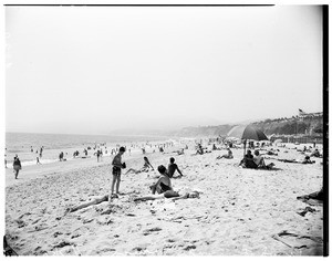 Hot weather at the beach (Santa Monica), 1951