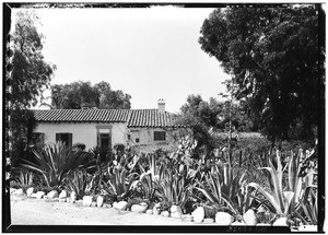 Exterior view of an adobe house near the Hotel Raymond in Pasadena, July 31, 1934