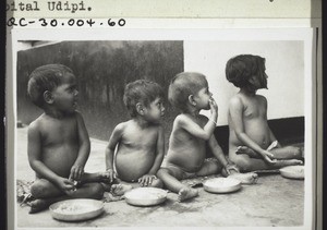 Kranke-und Waisenkinder beim Reis-& Curry-Essen im Spital Udipi