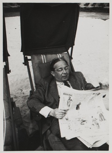 Leo Szilard reading on the beach, Atlantic City - 1