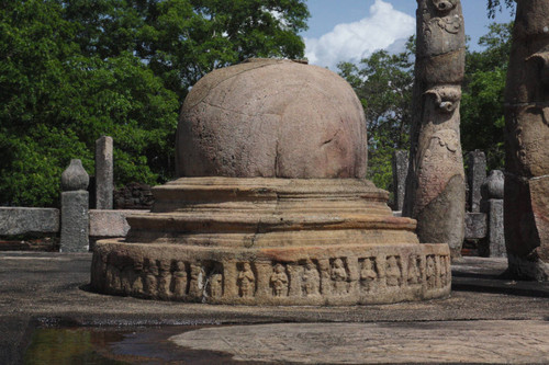 Daladā Maluva Nissanka Lathā Mandapaya: Sacred Pavilion: Model stupa