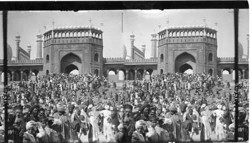 Hordes of faithful Moslems leaving the Jumma Mosque, Delhi, India