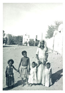 Fejerfamilie foran Den Danske Missions klinik i Zingabar, 1965