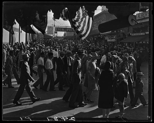 Crowd near Lick Pier, Venice, 1928