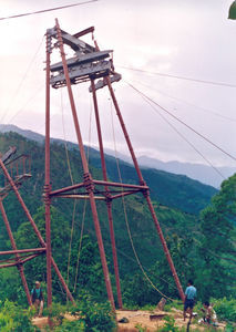 United Mission to Nepal, Khimti, 1996. Bygning af vandkraftværket.Tårn på den 2 km. lange tovbane op ad bjerget