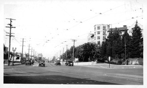 Looking north on Sunset Boulevard from a point east of Beaudry Avenue showing new automatic signal in center of street intersection, Los Angeles, 1928
