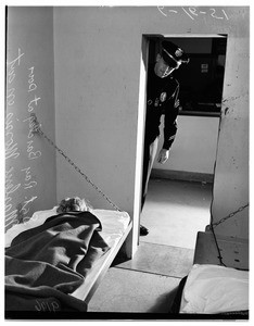 Lost baby in Van Nuys jail, 1951