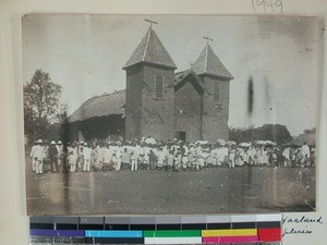 Congregation gathered outside the church in Befandriana, Morombe, Madagascar, 1925(?)