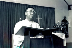 Pastor Segundo Big-asan prædiker i Grace Lutheran Church, Manila, Filippinerne, oktober 1991