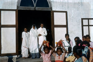 NELC, Nordindien. Det ligner et lokalt bryllup med det nygifte par i kirkedøren. (Ingen oplysninger på foto: hvem kender til personer og lokalitet?)