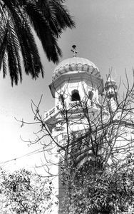 Missionskirken i Peshawar, Pakistan. Biskop Thorkild Græsholt fortæller: Kirken er bygget i 1880erne og er holdt i muslimsk stil. Man fortæller, at de lokale håndværkere først opdagede, det var en kirke, da korset blev anbragt øverst oppe. Kirken rummer en mængde interessante inskriptioner og mindetavler fra kolonitiden