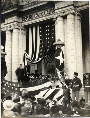 [Senor de Puyans speaking before a crowd in front of the Cuban Building at the Panama-Pacific International Exposition]