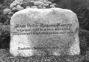 Gravsten til minde om pastor Hans Peter Hansen Kampp (1888-1963). Udsendt af Dansk Santalmission til Nordindien, 1915-54 og pioner for arbejdet blandt Bengal-folket fra 1922