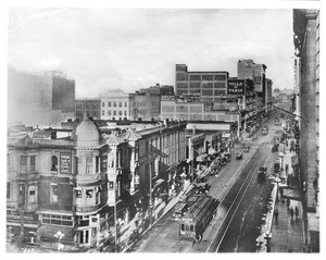 Birdseye view of Seventh Street looking west from Broadway, showing the Ville de Paris in the distance, Los Angeles, ca.1919