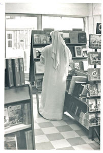 Bahrain Family Bookshop med arabisk kunde
