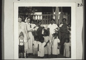 Going for a Sunday stroll (Sister Dürr with indigenous children and adults) in Bettigeri (see. The Annual Report for 1935