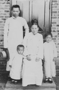 Evangelist Tji fra Sweihwafu med familie