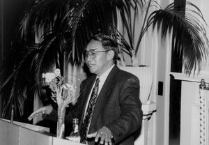 Fællesmøde mellem Norsk og Dansk Santalmission, 1994. Pastor Thomas Batong, LCP, Filippinerne taler til forsamlingen