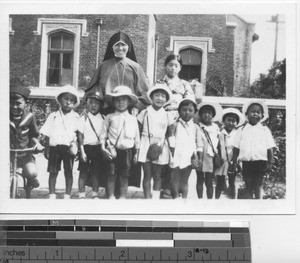 Maryknoll Sister with young students at Dalian, China, 1934