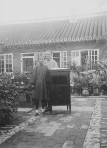 Fru Kuo og frk. Anna Bøg Madsen ved grammofonen foran den nu nedrevne bolig