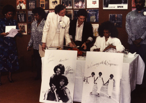 Mary Wilson Signs Autographs
