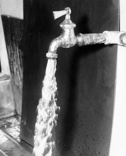 Running water faucet