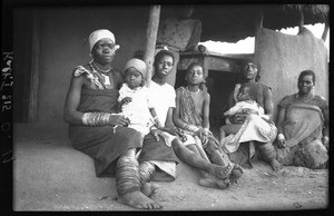 African women and children, South Africa, ca. 1933-1939