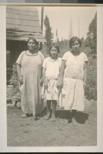 Mrs. Moody and daughters; 22 August 1926; 4 prints