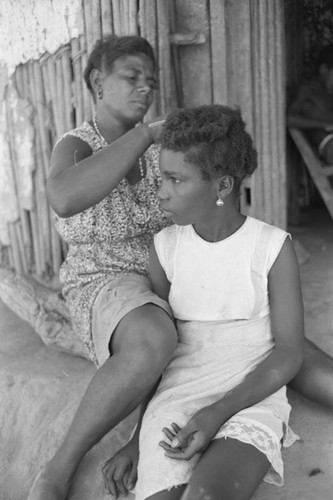 Woman combing a girl's hair, San Basilio de Palenque, ca. 1978